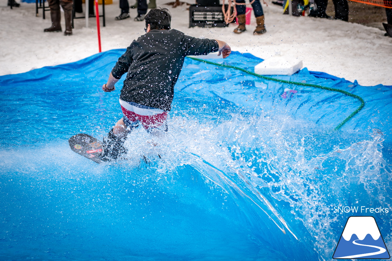 富良野スキー場｜いよいよインターナショナルなイベントに？！春シーズン恒例『第13回 Pond Skimming 池渡り』開催～♪